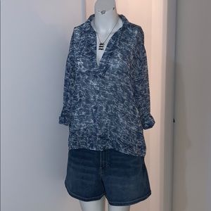 Top with quarter length sleeves, blue colour